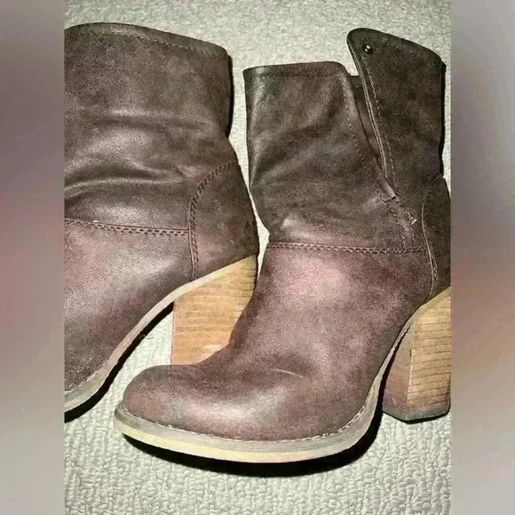 Brown faux suede booties size 6.5 - Picture 2 of 4
